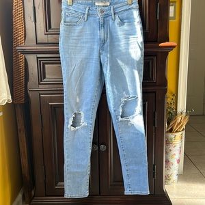 Levi 721 high rise distressed skinny jean. Size 26